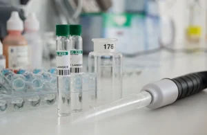 Laboratórne sklo a chemické vzorky